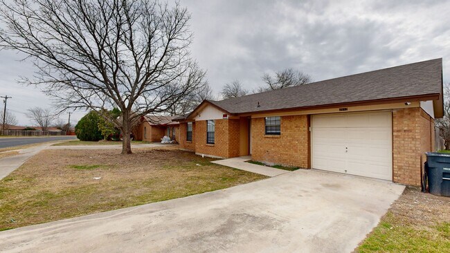 Building Photo - REMODELED 3 bedroom, 1.5 bath, 1 car garage home minutes away from the airfield!