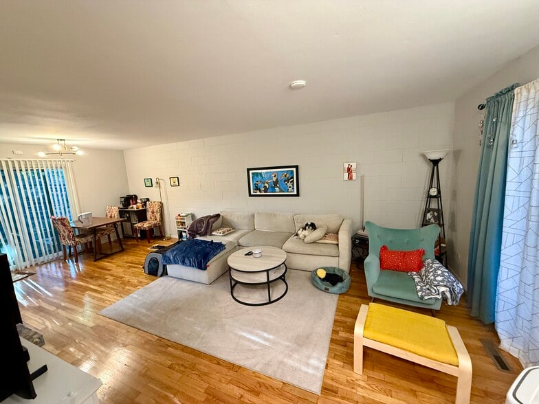 Building Photo - 5 Charles St