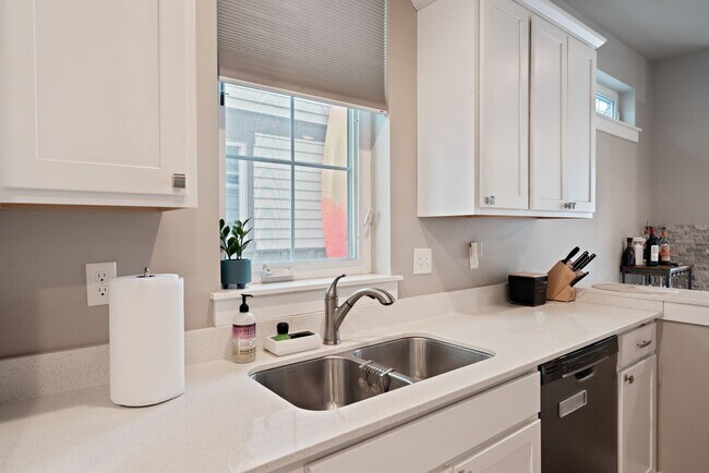 Building Photo - Modern 4-bedroom 3-bathroom Home