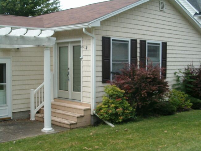 Building Photo - 190 E Avenue Extension