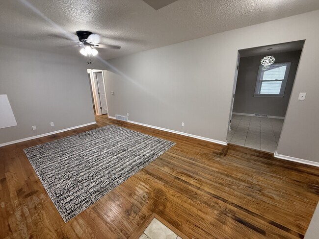 Building Photo - 3421 Fairlane Dr