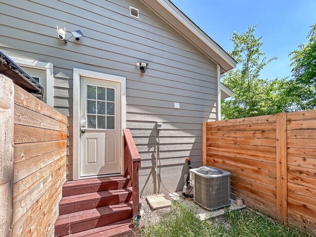 Building Photo - Newly Renovated 2-Bedroom Duplex Near Downtown!