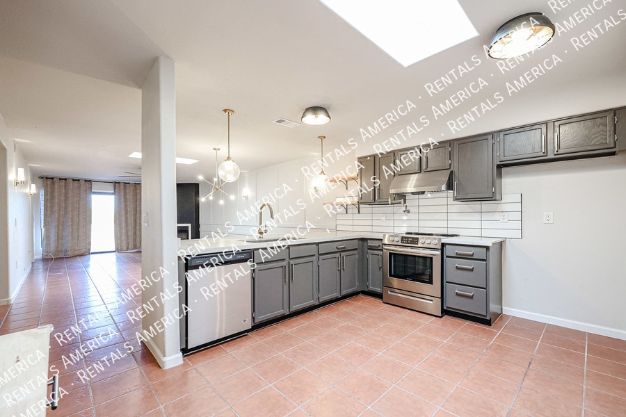 Building Photo - 1413 N Oak St