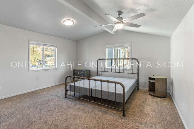 Building Photo - 976 Briar Ave