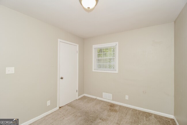 Building Photo - 5550 Longmeadow Ln