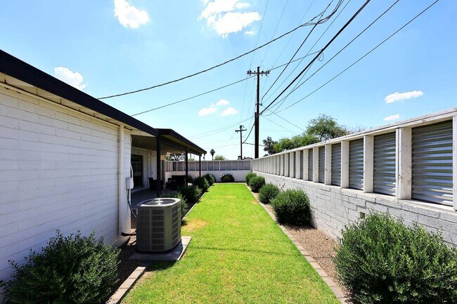 Building Photo - 716 W 11th St