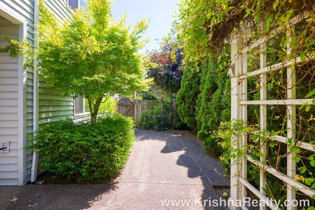 Building Photo - Beautiful  3BD* 2.5 BA* Single Family Home...