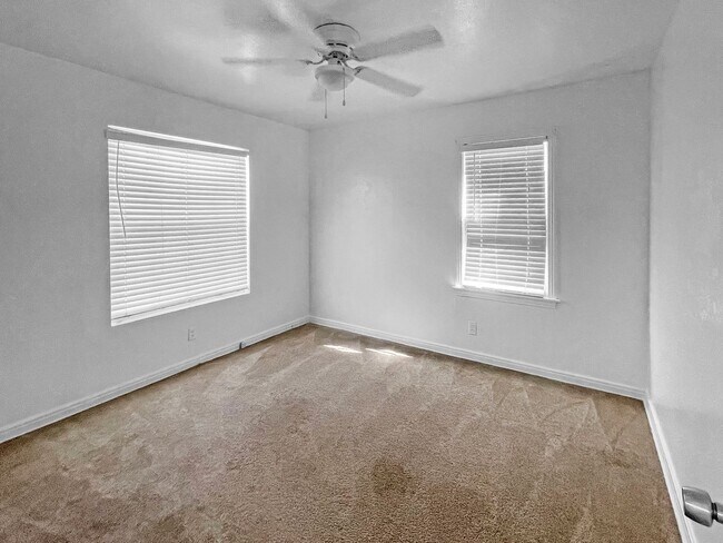 Building Photo - 116 W Vega Dr