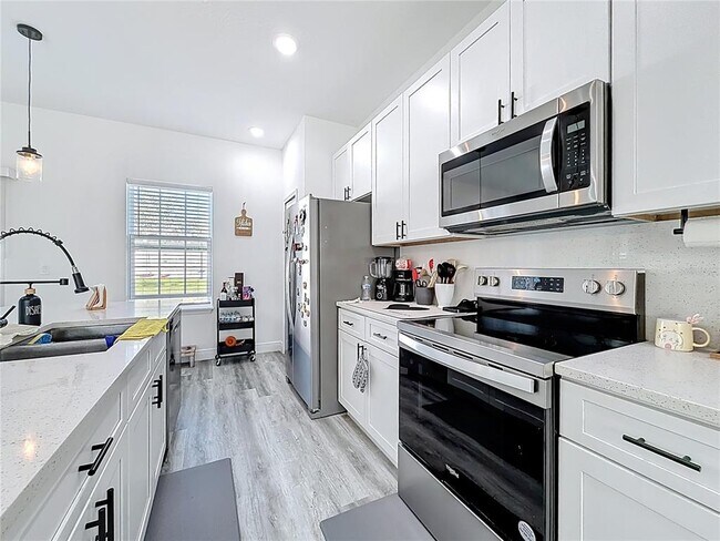 Building Photo - 16950 SW 42 Ave