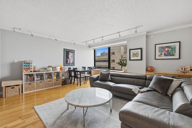 Building Photo - 65 E India Row