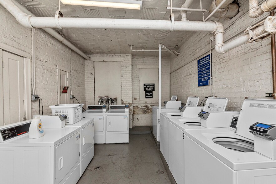 Building Photo - 4614 N Paulina St