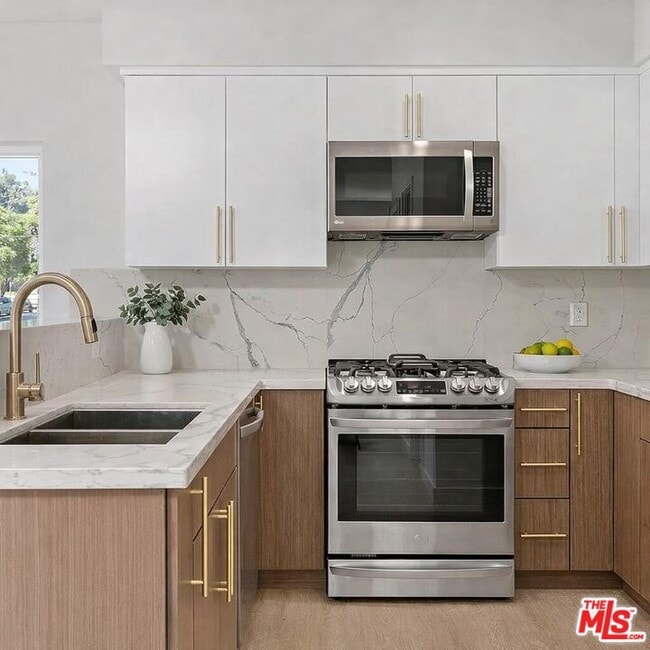 Building Photo - 2115 Beachwood Terrace