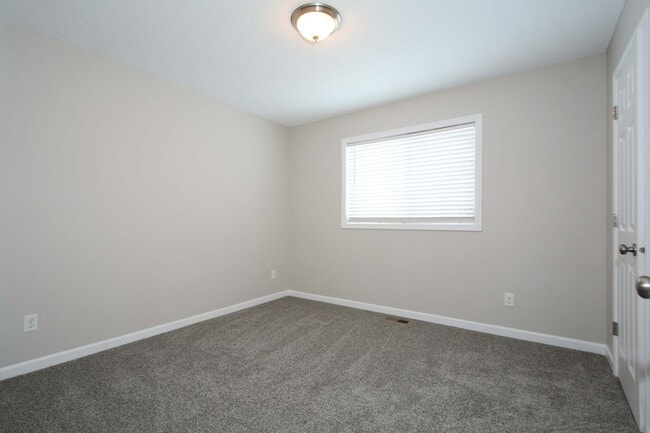 Building Photo - Newly Updated Townhouse Available Now in Monticello!