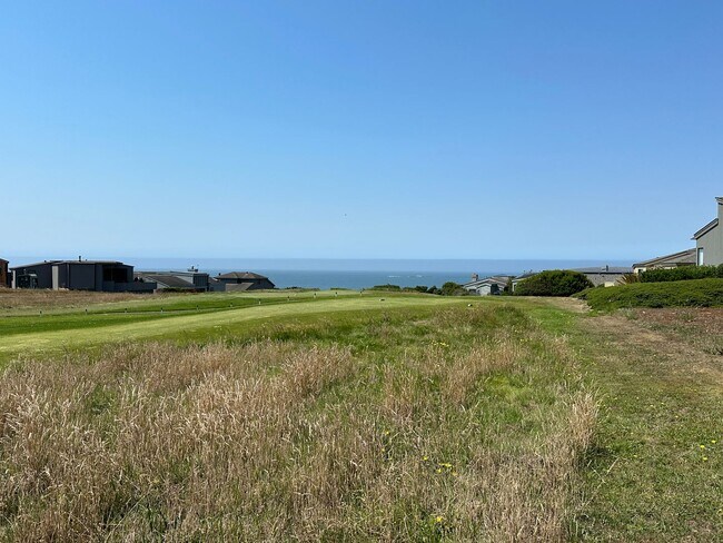 Building Photo - Stunning Home with Breathtaking Golf Cours...