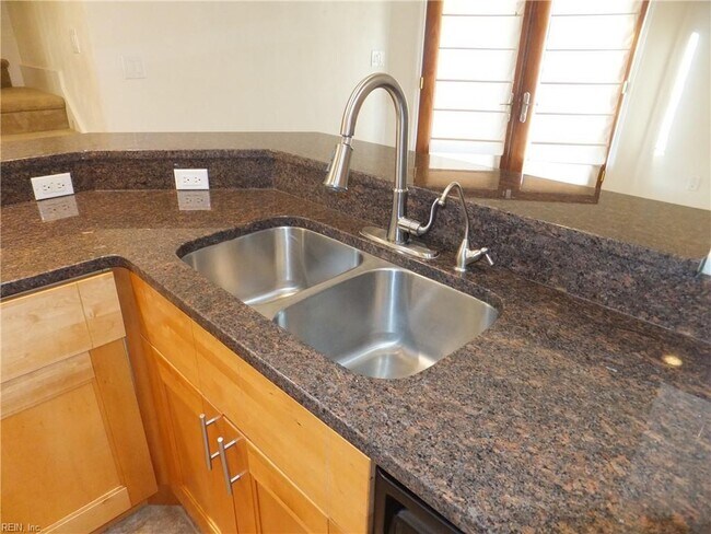 Building Photo - 4420 Clyde St