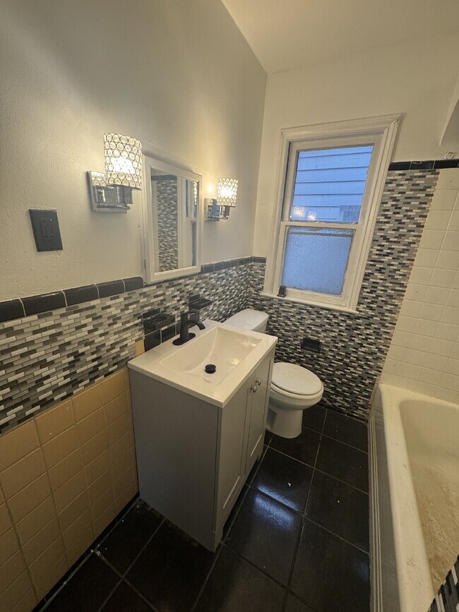 Building Photo - Ready for Move-In: Spacious 3-Bed Home