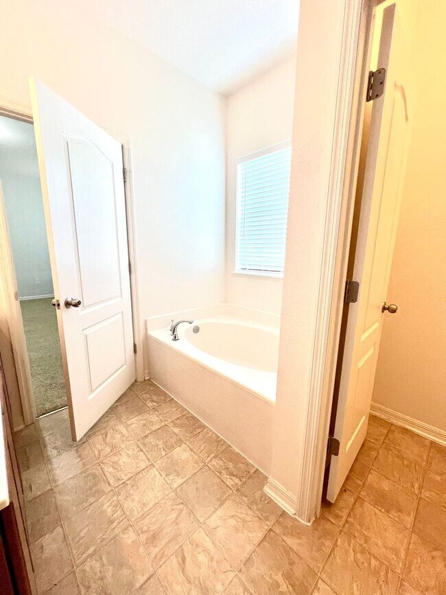 Building Photo - 5588 Sycamore Canyon Dr