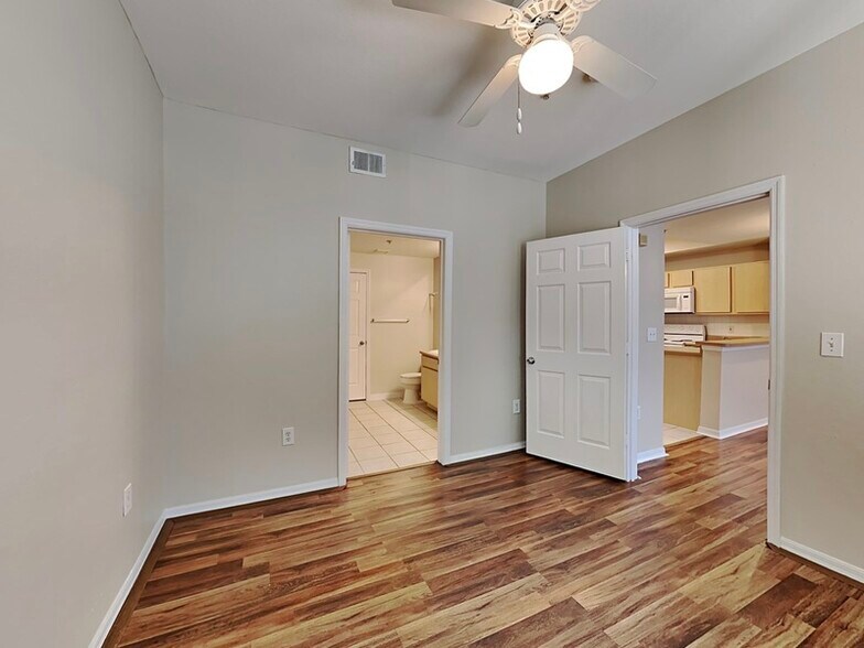 Building Photo - 1101 Vintage Village Ln