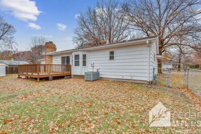Building Photo - Mid Century 3 Bedroom