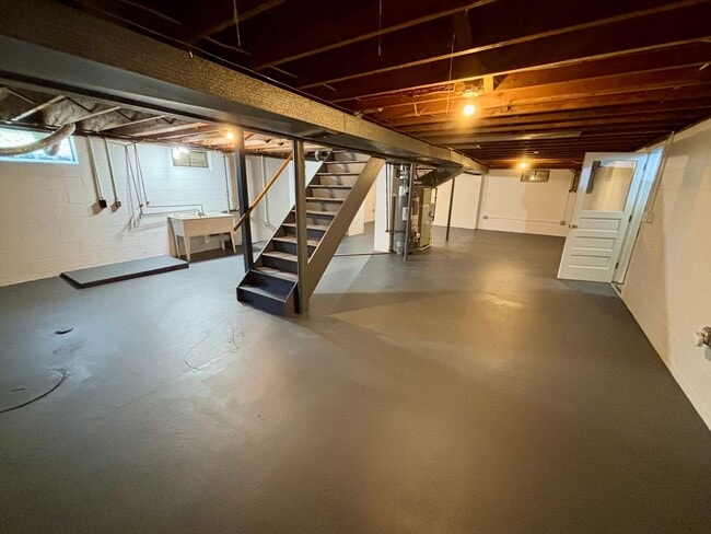 Building Photo - Three Bedroom / Two Bathroom House AVAILAB...