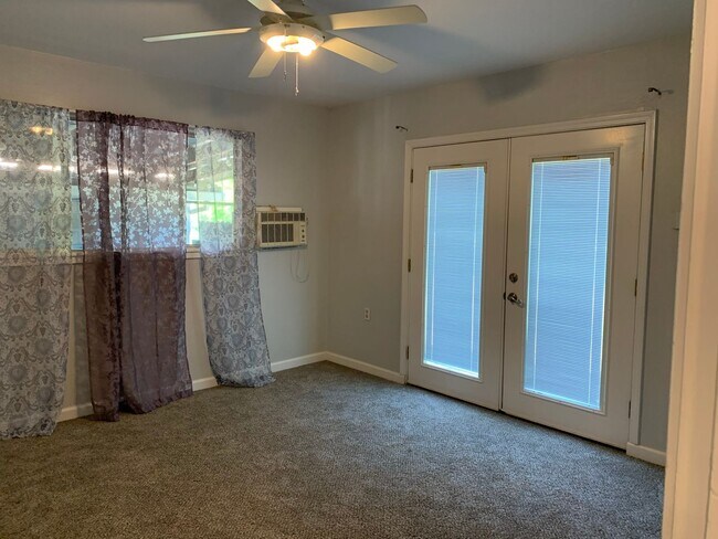 Building Photo - Beautifully upgraded interior, one dog considered.