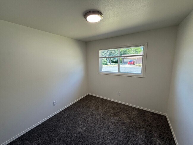 Building Photo - 1505 NW Highland Dr