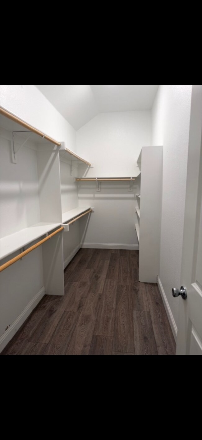 Building Photo - 1436 Lakeview Dr