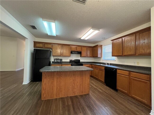 Building Photo - 8450 N Kendall Ct