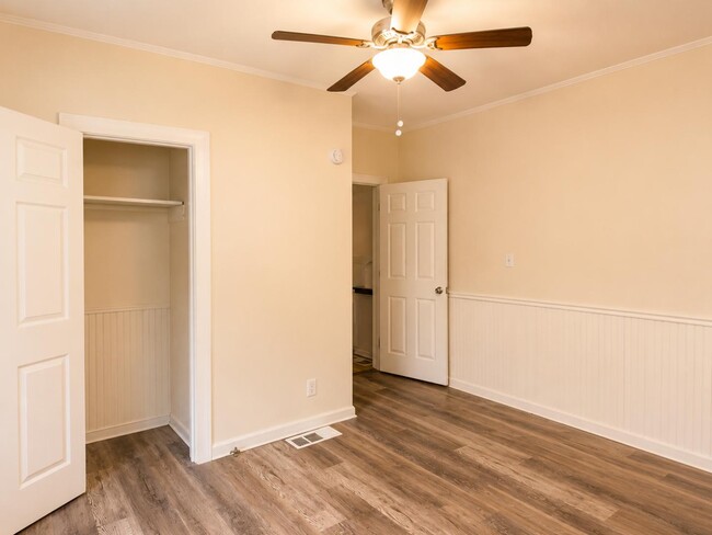 Building Photo - 427 Lakeview St
