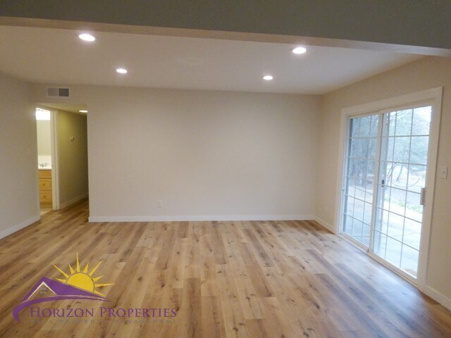 Building Photo - 4000-4002 Earnscliff Ave