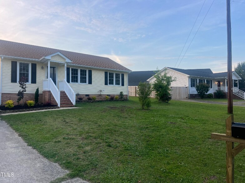 Building Photo - 404 Cardinal Dr