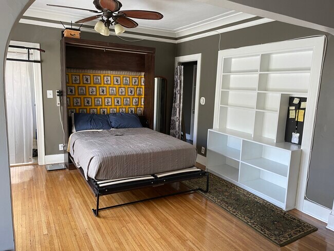 Murphy Bed - 849 N Sycamore Ave
