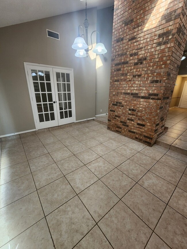 Building Photo - 3 bed 2 bath home, 2 car garage, 2 living areas!