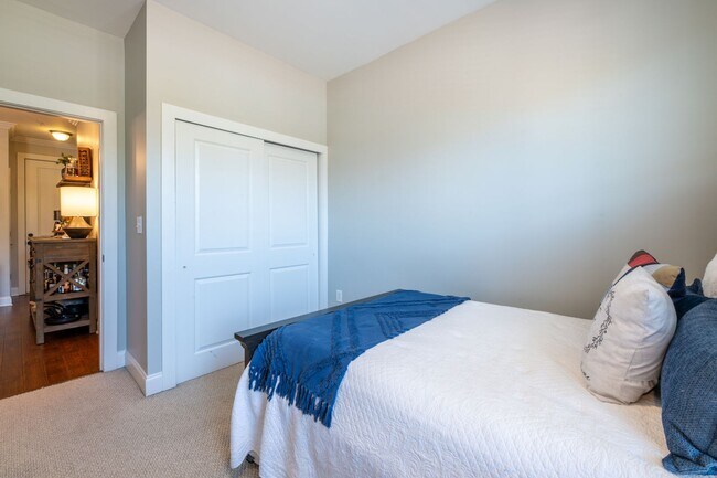 Building Photo - Knoxville 37920 - Riverfront Condo for Rent - 2 Bedroom, 2 Bath - CityView at Riverwalk - Contact...
