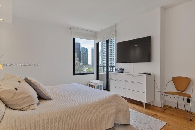 Building Photo - 520 Brickell Key Dr