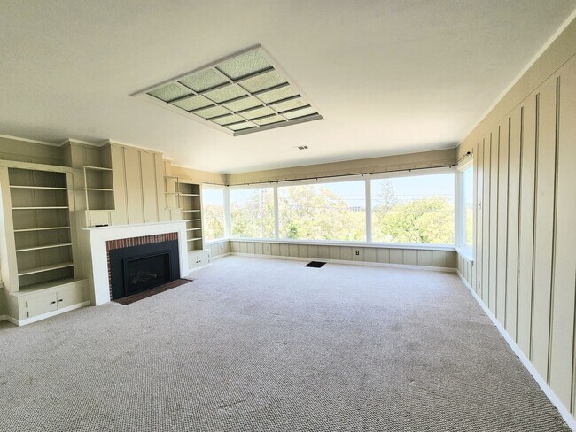 Building Photo - Elegant, spacious home in San Mateo