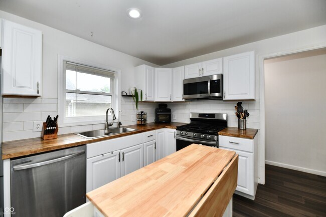 Building Photo - 1924 Mansfield St