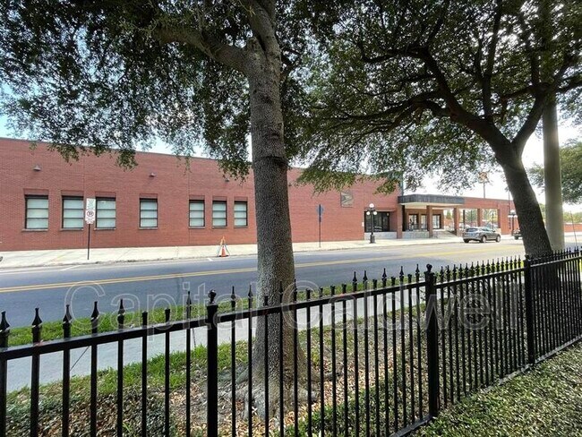 Building Photo - 1910 E Palm Ave