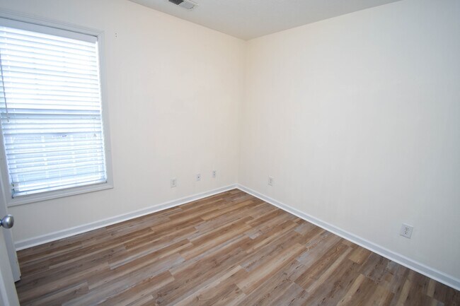 Building Photo - 717 W Perry Rd