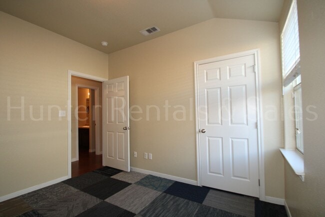 Building Photo - Beautiful 3 Bedroom Duplex