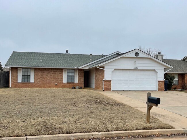 Building Photo - 3 bed 2 bath, 2 car, Moore Schools, fenced...