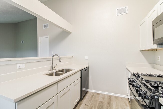 Building Photo - 5310 Riverwood Dr