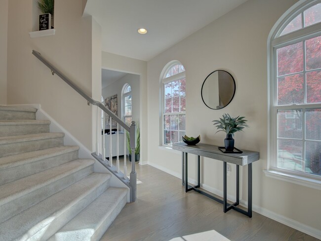 Building Photo - LOVLY BRICK FRONT TOWNHOME