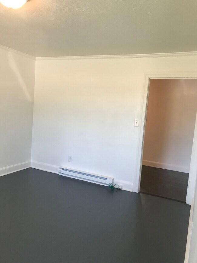 Building Photo - 587 7th St