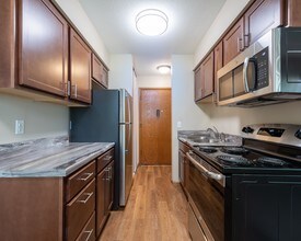 Building Photo - Lakeview Apartments -Minutes to the Cities, Steps to the Park!