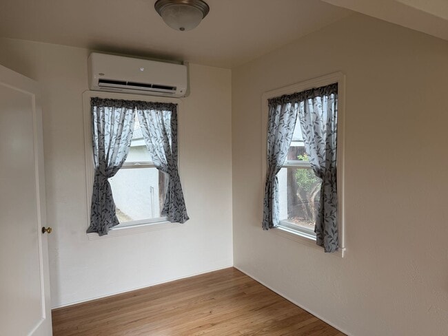 Building Photo - Great 2 bedroom 1 bath ready to move in