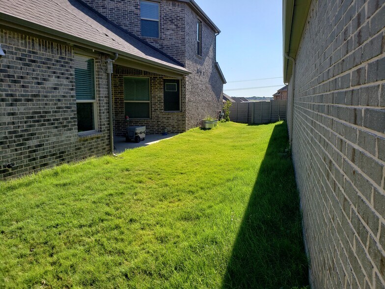 Private SideYard1 - 808 Parkside Dr