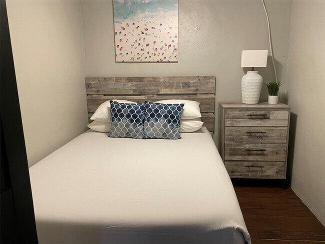 Building Photo - 2118 The Strand