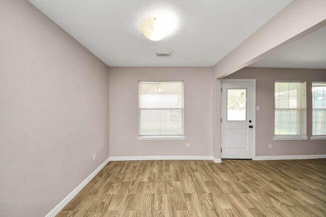 Building Photo - 3919 Vauxhall Dr S