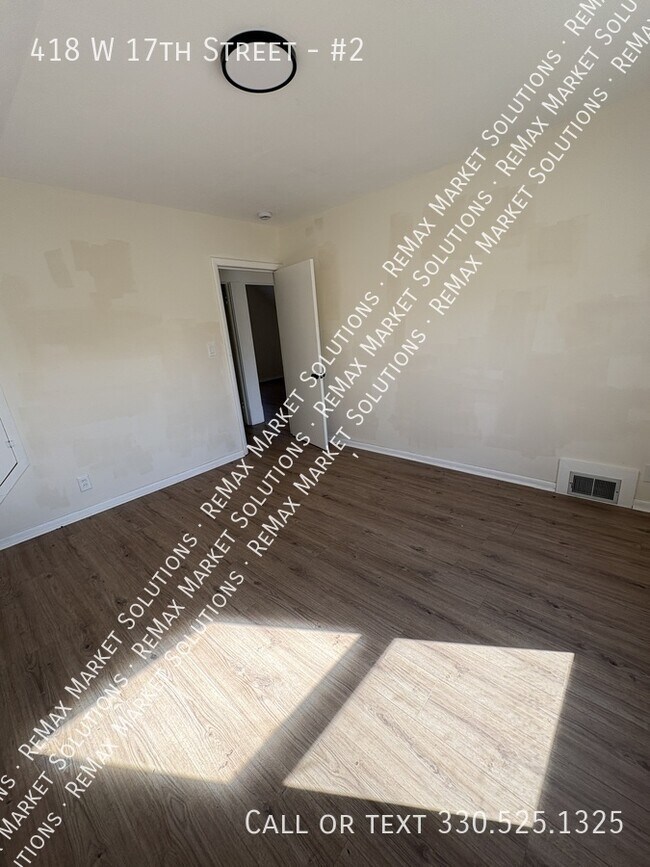 Building Photo - 418 W 17th St